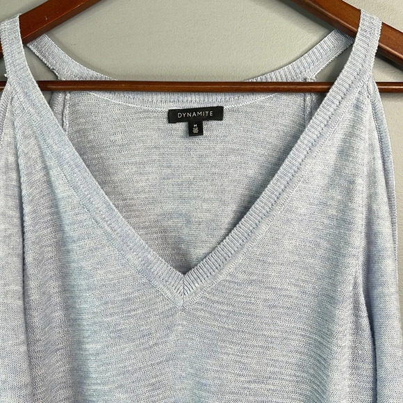 DYNAMITE Cold Shoulder Cutout Sweater Baby Blue Ribbed V-Neck Lightweight Size M - Picture 4 of 11